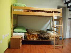 萨格勒布Hostel Savski Most的配有双层床的客房内的一张床位。