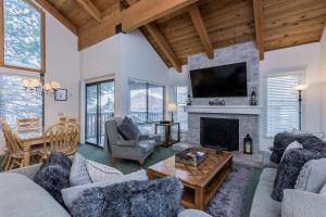 马姆莫斯湖Val d'lsere # 21的客厅配有家具和壁炉