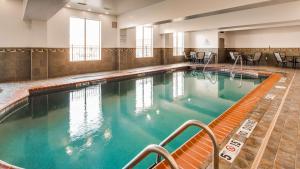 黑泽尔伍德Best Western St. Louis Airport North Hotel & Suites的大楼里一个蓝色的大泳池