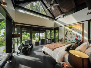 卡马拉海滩Villa Yang, Private Oceanfront Villa, Kamala Beach的一间卧室设有一张大床和一个大窗户