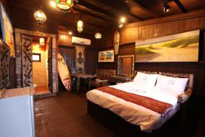 满洲乡垦丁阿飞冲浪旅店佳乐水NANU馆 的一间卧室,卧室内配有一张大床