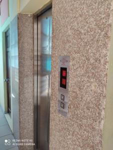 胡志明市Khách sạn Hoa Anh Anh的墙上的建筑物中的金属电梯