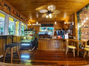 清莱SuanTung Coffee & Guesthouse的一间在房间内配有柜台和椅子的餐厅