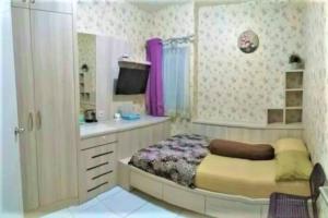 当格浪Barata Hotel AR1的一间卧室配有一张床、一个梳妆台和一个盥洗盆