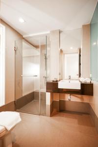 曼谷Studio Asoke的一间带玻璃淋浴和水槽的浴室
