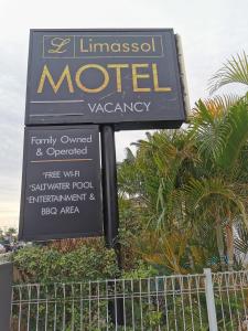 黄金海岸利马索尔汽车旅馆的酒店标志前的标志