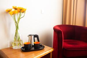 托伦费马尔酒店的一张桌子,上面放着花瓶和两个咖啡杯