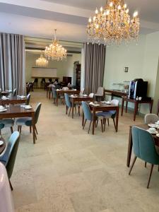 克罗米耶尔哈拉斯德拉波塔第酒店的用餐室配有桌椅和吊灯。