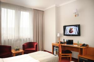 托伦费马尔酒店的酒店客房配有一张床和一张带电脑的书桌