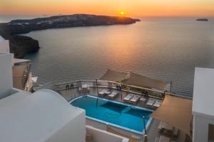 梅加洛克里宏景酒店的日落时在游轮上欣赏游泳池的正面景色