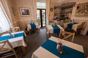 尚克林Appley Lodge的一间设有蓝色和白色桌椅的餐厅