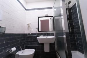 那不勒斯PC Boutique H Napoli Centro, by ClaPa Group的一间带水槽、卫生间和镜子的浴室