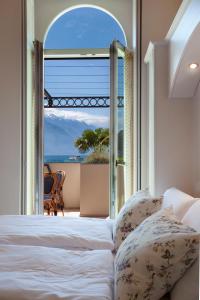 加尔达湖滨Bellavista Lakefront Hotel & Apartments的一间卧室配有一张床,享有海景