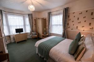 尚克林Appley Lodge的一间卧室设有一张床、一台电视和窗户。