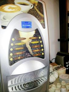 耶西露蔻尼阿非卡米酒店的出售一束纸杯蛋糕的饮料自动售货机
