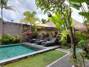 乌布巴厘岛西拉碧斯玛住宿加早餐旅馆的一座带游泳池和度假村的别墅