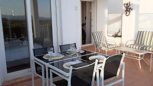 阿尔阿马德穆尔西亚Casa Calida 3 Penthouse blok 8 begane grond的一间设有玻璃桌和椅子的用餐室