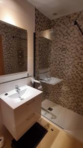 阿尔阿马德穆尔西亚Casa Calida 3 Penthouse blok 8 begane grond的一间带水槽和镜子的浴室
