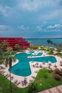 巴西利亚巴西利亚阿尔沃拉达皇家郁金香酒店的享有带桌椅的度假村游泳池的顶部景致