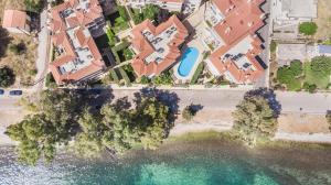 凯法利尼亚岛Meliti Waterfront Suites的房屋和水的空中景观