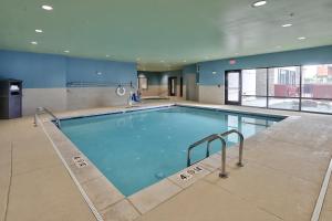 阿尔伯克基Holiday Inn Express & Suites - Albuquerque East, an IHG Hotel的大楼内的大型游泳池