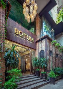 金边Botum Palace Hotel的一座标有酒店标志的建筑