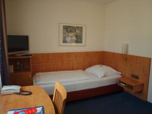 科隆机场商业酒店客房内的一张或多张床位
