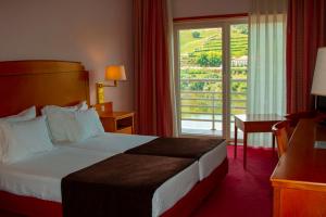比索达雷加瑞格杜罗酒店的酒店客房设有一张床和一个阳台。