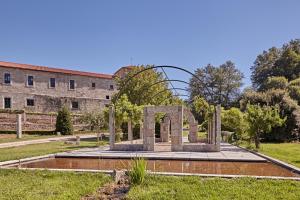 莱罗格兰德Eurostars Monumento Monasterio de San Clodio Hotel的建筑物前的纪念碑