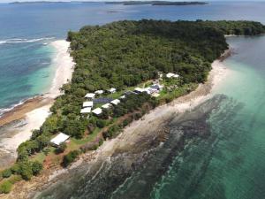 Punta Bajo RicoSonny Island Resort的海洋岛屿的空中景观