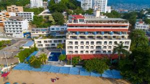 阿卡普尔科阿卡玛尔海滩度假酒店的享有海滩上建筑的空中景致