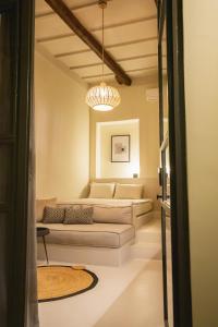 皮洛斯Pyli Apartments的带沙发和吊灯的客厅