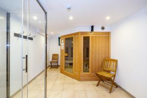 马尔梅迪Luxueuse et spacieuse villa avec sauna et piscine的一个带椅子和玻璃门的房间