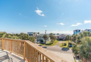 富丽海滩510 W Ashley-Mountain to Sea的享有海滩和棕榈树景致的阳台