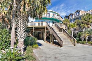 富丽海滩510 W Ashley-Mountain to Sea的一座房子,设有楼梯,通往一座棕榈树建筑