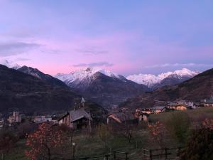 圣皮埃尔韦尔热普莱因马戏团住宿加早餐旅馆的享有山脉和雪覆盖山脉的美景