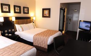 特尔福德假日特尔福德铁桥酒店的酒店客房设有两张床和一台平面电视。