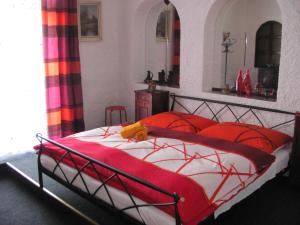 俄斯特拉发Penzion Muraty的一间卧室配有红色和白色床单