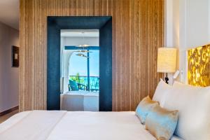 蓬塔卡纳Sanctuary Cap Cana, a Luxury Collection All-Inclusive Resort, Dominican Republic的一间卧室配有一张床,享有海景