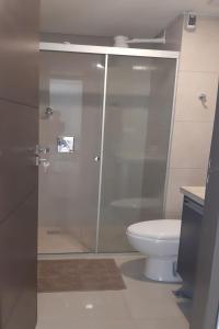 圣克鲁斯Elegante apartamento en Condominio Baruc II的带淋浴和卫生间的浴室
