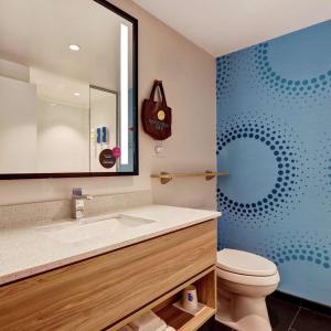 雅茅斯Tru By Hilton Yarmouth, Ns的一间带水槽、卫生间和镜子的浴室