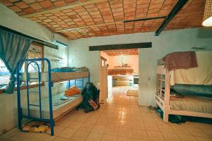 萨尤利塔Blue Pepper Beds Sayulita的一间带双层床的房间和一间带走廊的房间