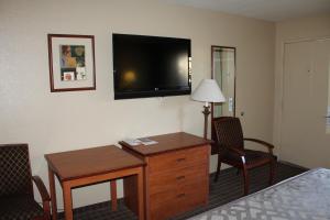 Cajon JunctionCajon Pass Inn的酒店客房设有一张桌子和一台墙上的电视