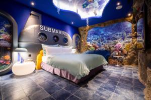 台中市极光情境旅馆的海底主题客房 - 带一张床