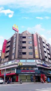 台中市塔木德酒店Choice 台中一中馆的一座大型建筑,上面有mcdonalds标志