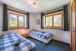 Versegeres Ski and bike - holiday home Verbier Valley的带窗户的客房内的两张床