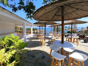 普罗塔拉斯玛拉玛海滩度假酒店的一组桌椅和遮阳伞
