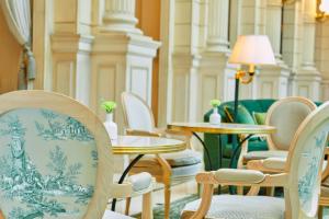 巴黎巴黎洲际大酒店的一套椅子和桌子
