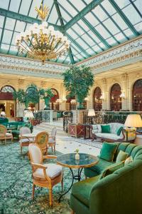 巴黎巴黎洲际大酒店的一个带沙发和桌子以及吊灯的大型大堂