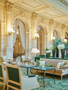 巴黎巴黎洲际大酒店的大堂配有沙发和桌椅